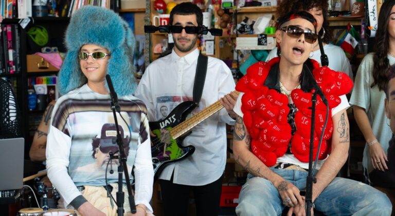 ca7riel y paco amoroso en el tiny desk