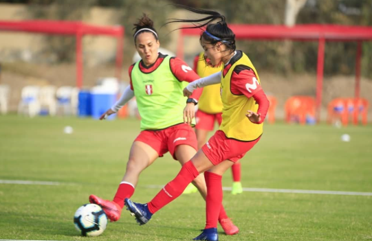 Jugadoras de Futbol entrenando.