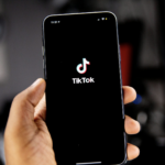 Jóvenes consumen contenido político desde TikTok en dispositivos móviles.