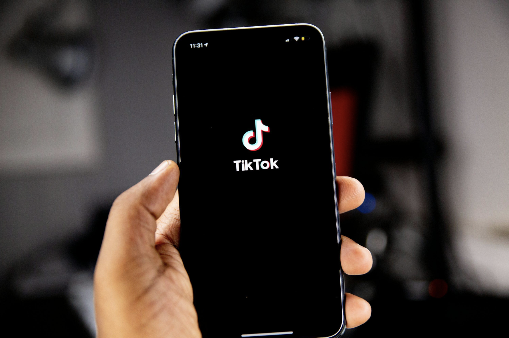 Jóvenes consumen contenido político desde TikTok en dispositivos móviles.